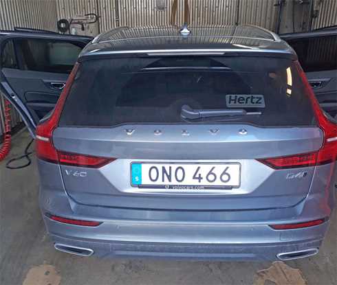 Gråblå metallic Volvo V60 Cross Country D4 AWD, hyrbil, stulen utanför Hertz på Lidingö